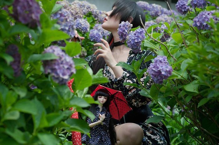 Cô gái Nhật Bản tạo dáng đôi với búp bê trong bộ ảnh vừa đẹp vừa kỳ quặc đến rùng mình